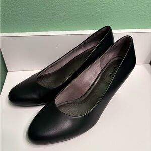 Life Stride Black Round-Toe Comfort Heels
